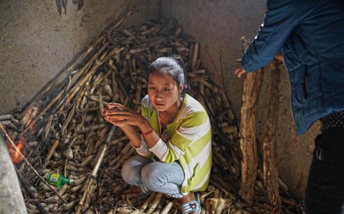大凉山有个悬崖村与世隔绝，出入走崖壁爬藤梯，娶老婆比登天还难