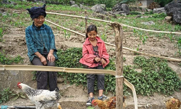 大凉山有个悬崖村与世隔绝，出入走崖壁爬藤梯，娶老婆比登天还难