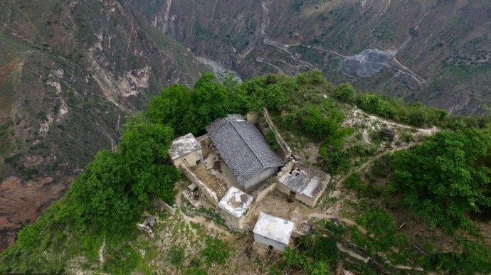 大凉山有个悬崖村与世隔绝，出入走崖壁爬藤梯，娶老婆比登天还难