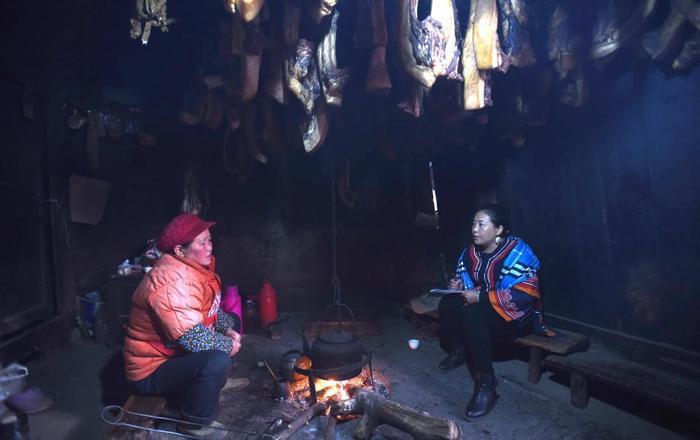 大凉山有个悬崖村与世隔绝，出入走崖壁爬藤梯，娶老婆比登天还难