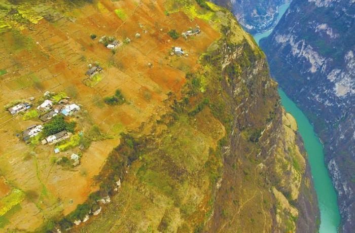 大凉山有个悬崖村与世隔绝，出入走崖壁爬藤梯，娶老婆比登天还难