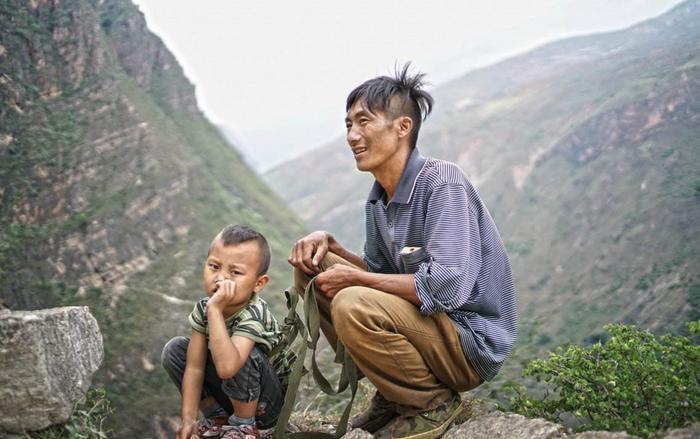 大凉山有个悬崖村与世隔绝，出入走崖壁爬藤梯，娶老婆比登天还难