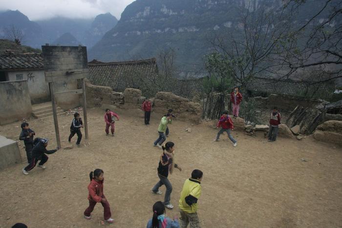 大凉山有个悬崖村与世隔绝，出入走崖壁爬藤梯，娶老婆比登天还难