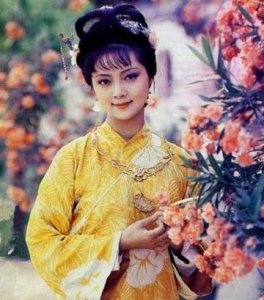 ​薛宝钗饰演者张莉，27岁弃名利独闯加拿大成富婆，今55岁未婚独居