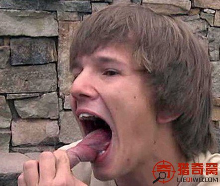 世界最长舌:英国长舌男舌长9.8厘米