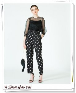 ​花裤子搭配什么样的上衣（穿花裤子应该如何配衣服好看）