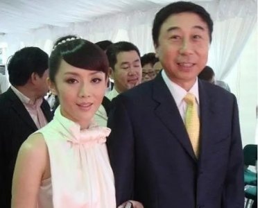 ​冯巩妻子艾慧：退休后对丈夫有抱怨，结婚39年的幸福与眼泪