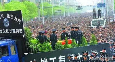 ​任长霞去世后，丈夫45岁与妻子合葬，他们唯一的儿子如今过得怎样