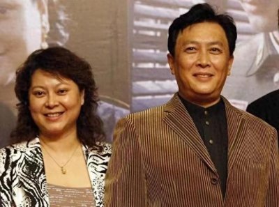 ​72岁唐国强：频繁接戏，小12岁妻子相伴左右，怒批陈凯歌引争议