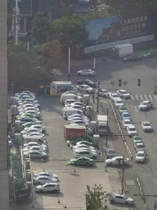 ​成都限电下的纯电网约车：通宵排队充电，每天都在“祈雨”