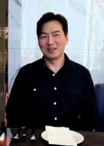 ​宋一国出道25周年胖成大叔 三胞胎13岁腿长惊人 与法官妻子