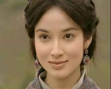 ​48岁郑雪儿和圈外老公结婚12年，不生娃，却跟继子继女处成朋友