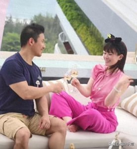 ​上海女主持人和老公过结婚纪念日，网友送出一叠祝福