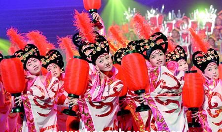 粉墨登场是什么意思