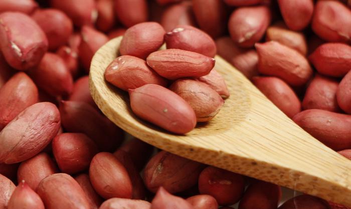 牙齿上出现这种“小黑点”，你要注意了，基本能毁掉整颗牙！