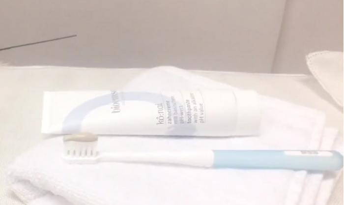 牙齿上出现这种“小黑点”，你要注意了，基本能毁掉整颗牙！