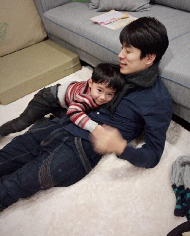苏打绿刘家凯的儿子很黏吴青峰,他俩也常在微博上互相调侃!