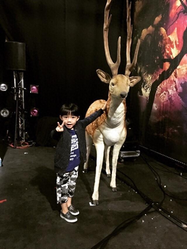 苏打绿刘家凯的儿子很黏吴青峰,他俩也常在微博上互相调侃!