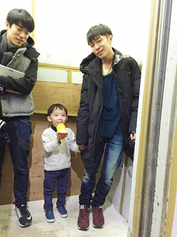 苏打绿刘家凯的儿子很黏吴青峰,他俩也常在微博上互相调侃!