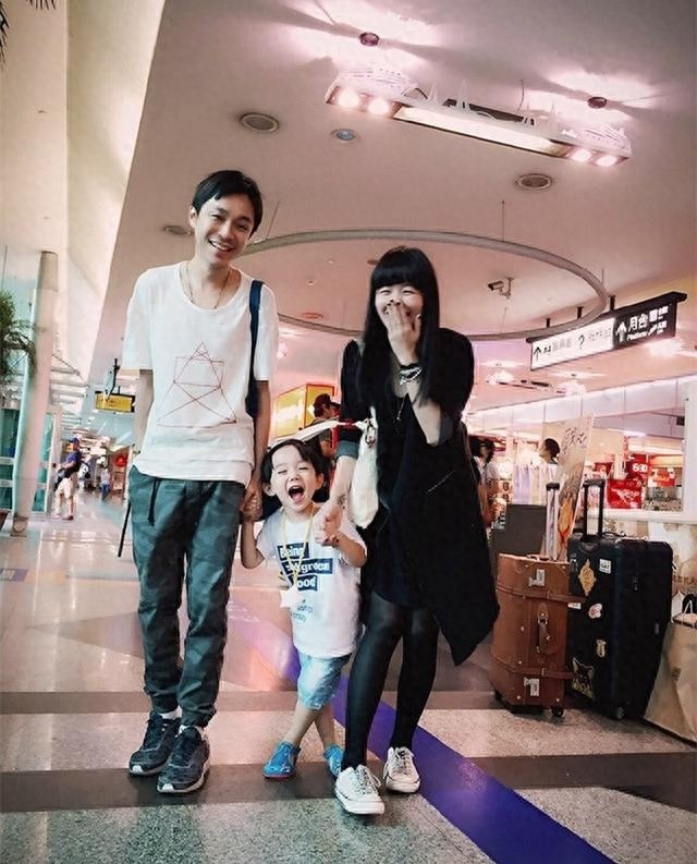 苏打绿刘家凯的儿子很黏吴青峰,他俩也常在微博上互相调侃!