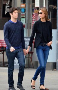 ​超模karlie kloss宣布与男友Joshua Kushner订婚