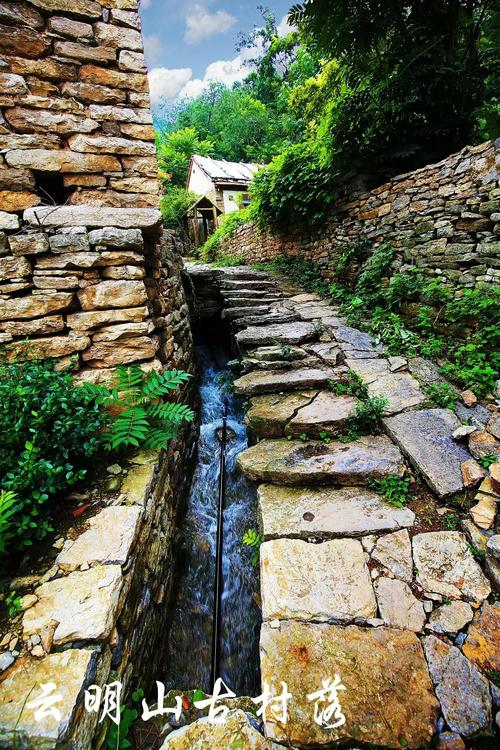 三、住宿:小桥流水人家,有廊棚,一楼一底