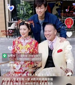 ​万梓良全家福曝光，妻子穿中式嫁衣戴满金器像结婚，儿子帅气十足