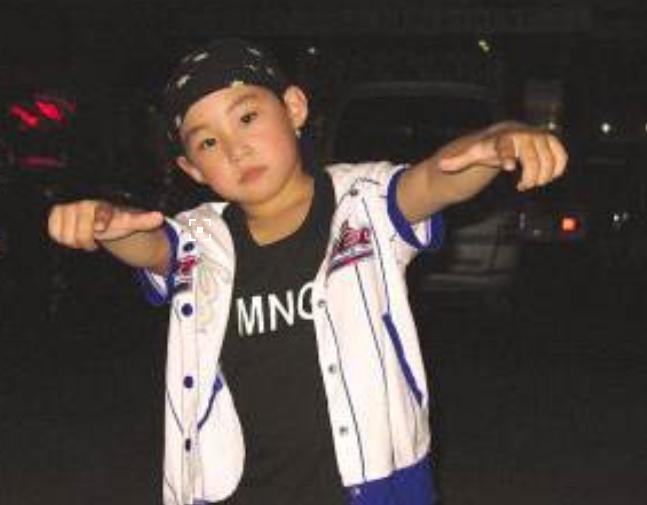 曾是最火童星，与周杰伦同台演出40多次，如今沦为路人无人识