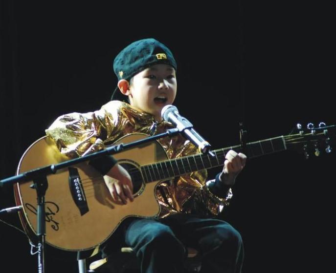 曾是最火童星，与周杰伦同台演出40多次，如今沦为路人无人识