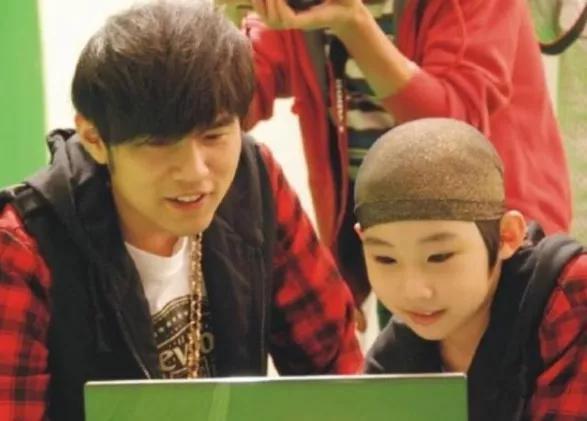 曾是最火童星，与周杰伦同台演出40多次，如今沦为路人无人识