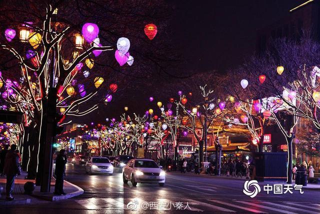 “火树银花合，星桥铁锁开。”唐诗里这样描绘长安的新春盛景。现在