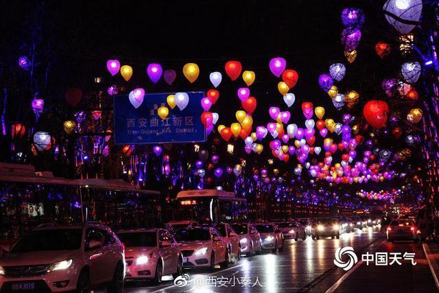 “火树银花合，星桥铁锁开。”唐诗里这样描绘长安的新春盛景。现在
