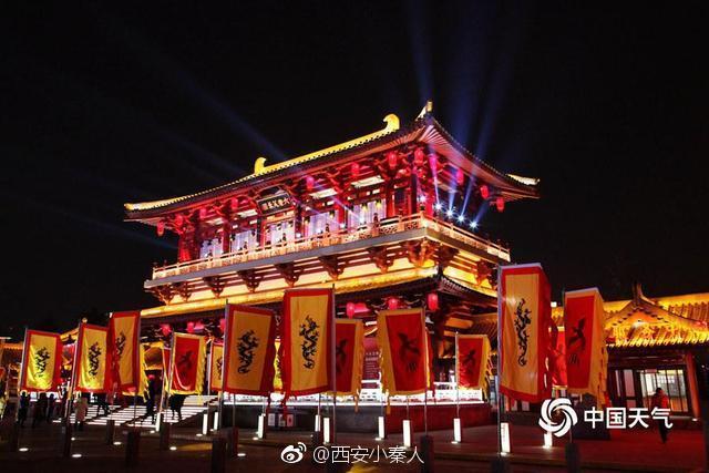 “火树银花合，星桥铁锁开。”唐诗里这样描绘长安的新春盛景。现在