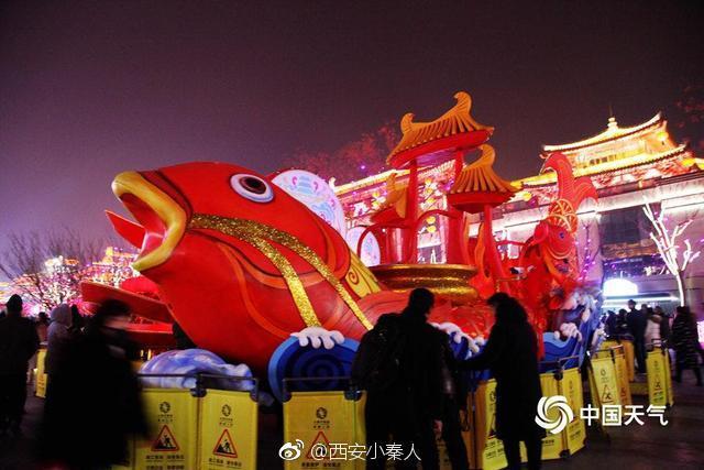 “火树银花合，星桥铁锁开。”唐诗里这样描绘长安的新春盛景。现在