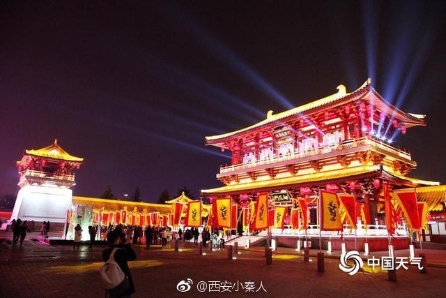 “火树银花合，星桥铁锁开。”唐诗里这样描绘长安的新春盛景。现在