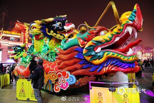 “火树银花合，星桥铁锁开。”唐诗里这样描绘长安的新春盛景。现在