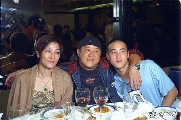 香港娱乐圈叱咤风云人物（香港娱乐圈小个子大佬的风流史）(1)