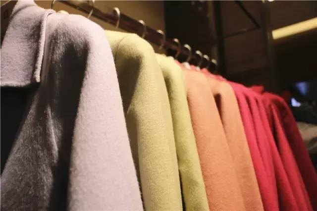 鄂尔多斯羊绒大衣便宜嘛（鄂尔多斯羊绒大衣最多直降4000元）(11)