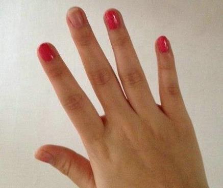 女生涂指甲油不涂中指是为什么 中指不涂指甲油什么梗