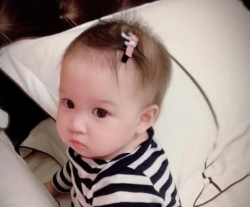 ​曹云金晒10个月女儿照，一脸无辜撅嘴表示抗议，真的是太萌了