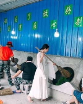 河南健身女神刘叶琳,白衣赤脚化身采茶女,有几分李子柒的味道