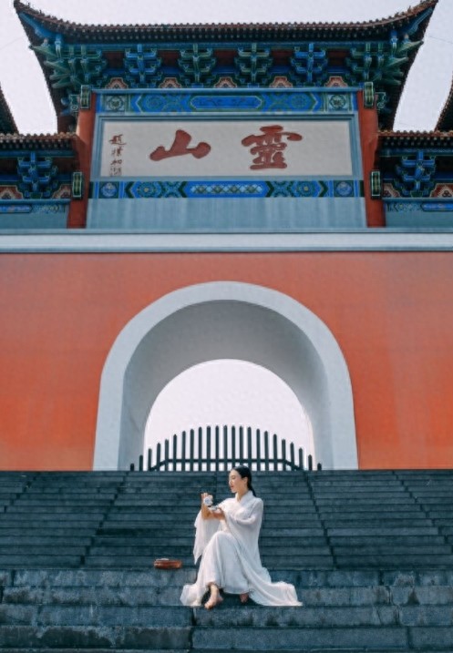 河南健身女神刘叶琳,白衣赤脚化身采茶女,有几分李子柒的味道