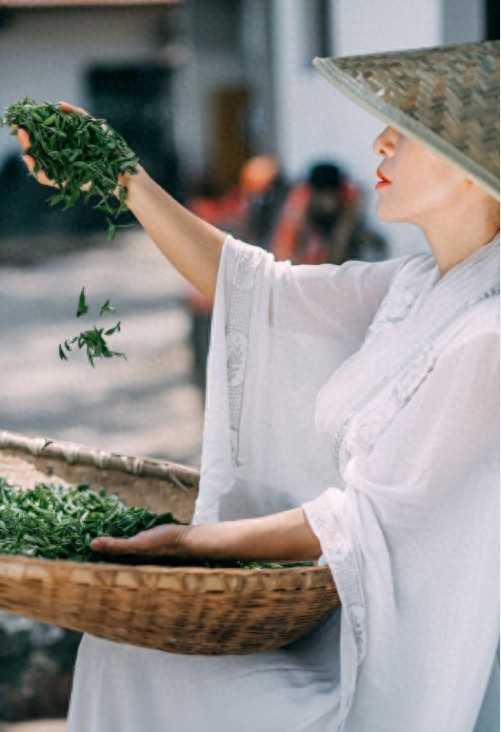 河南健身女神刘叶琳,白衣赤脚化身采茶女,有几分李子柒的味道