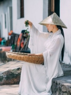 河南健身女神刘叶琳,白衣赤脚化身采茶女,有几分李子柒的味道