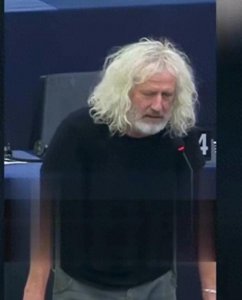 ​近日欧洲议会议员华莱士愤怒表示以色列的行为是恐怖主义！