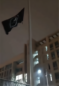 ​高校回应学生升电竞战队队旗（学校回应：旗杆上没有旗）