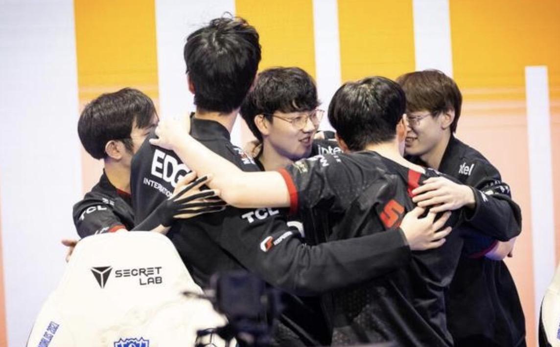 高校回应学生升电竞战队队旗(学校回应:旗杆上没有旗)