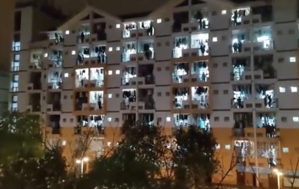 高校回应学生升电竞战队队旗(学校回应:旗杆上没有旗)