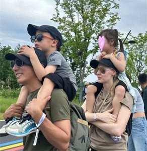 ​撒贝宁全家出游被偶遇，小10岁妻子颜值爆表，混血双胞胎可爱极了