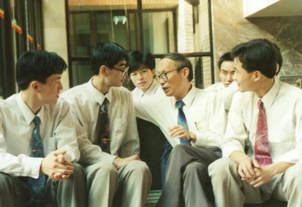 四大巨星陨落之谜(3天内两位巨星陨落)(8)